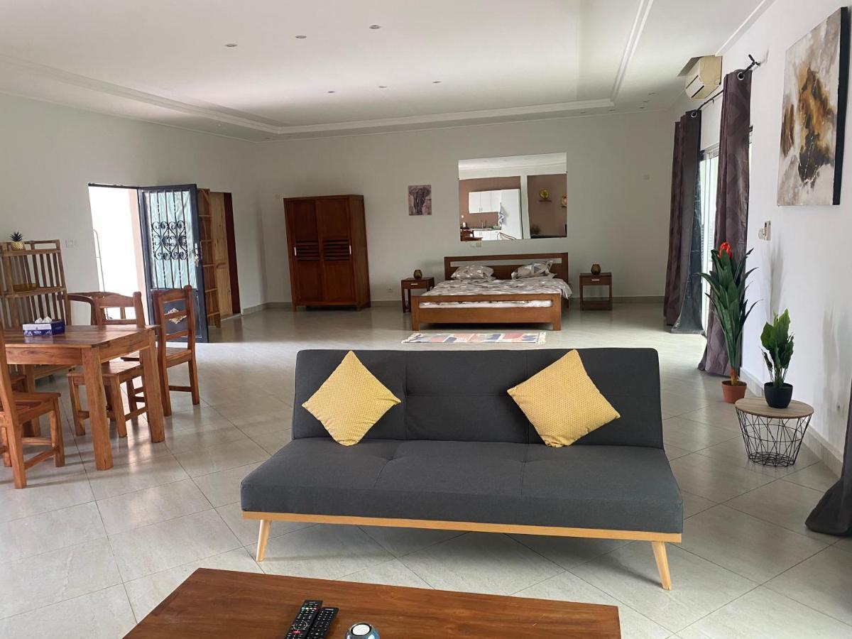 L'Oasis Guesthouse 코토누 외부 사진