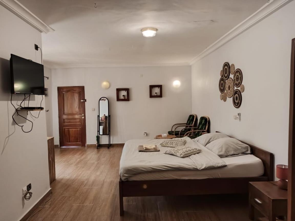 L'Oasis Guesthouse 코토누 외부 사진