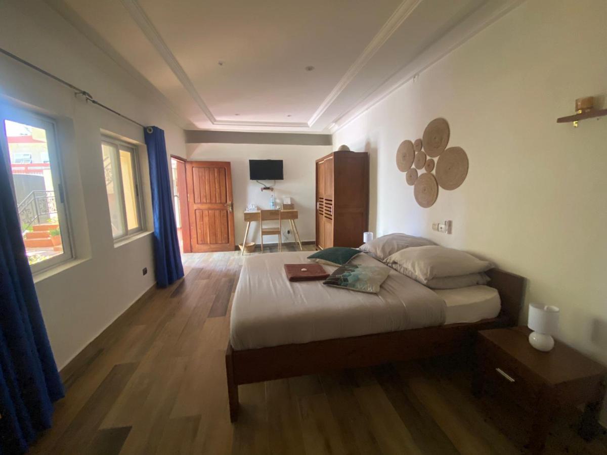 L'Oasis Guesthouse 코토누 외부 사진