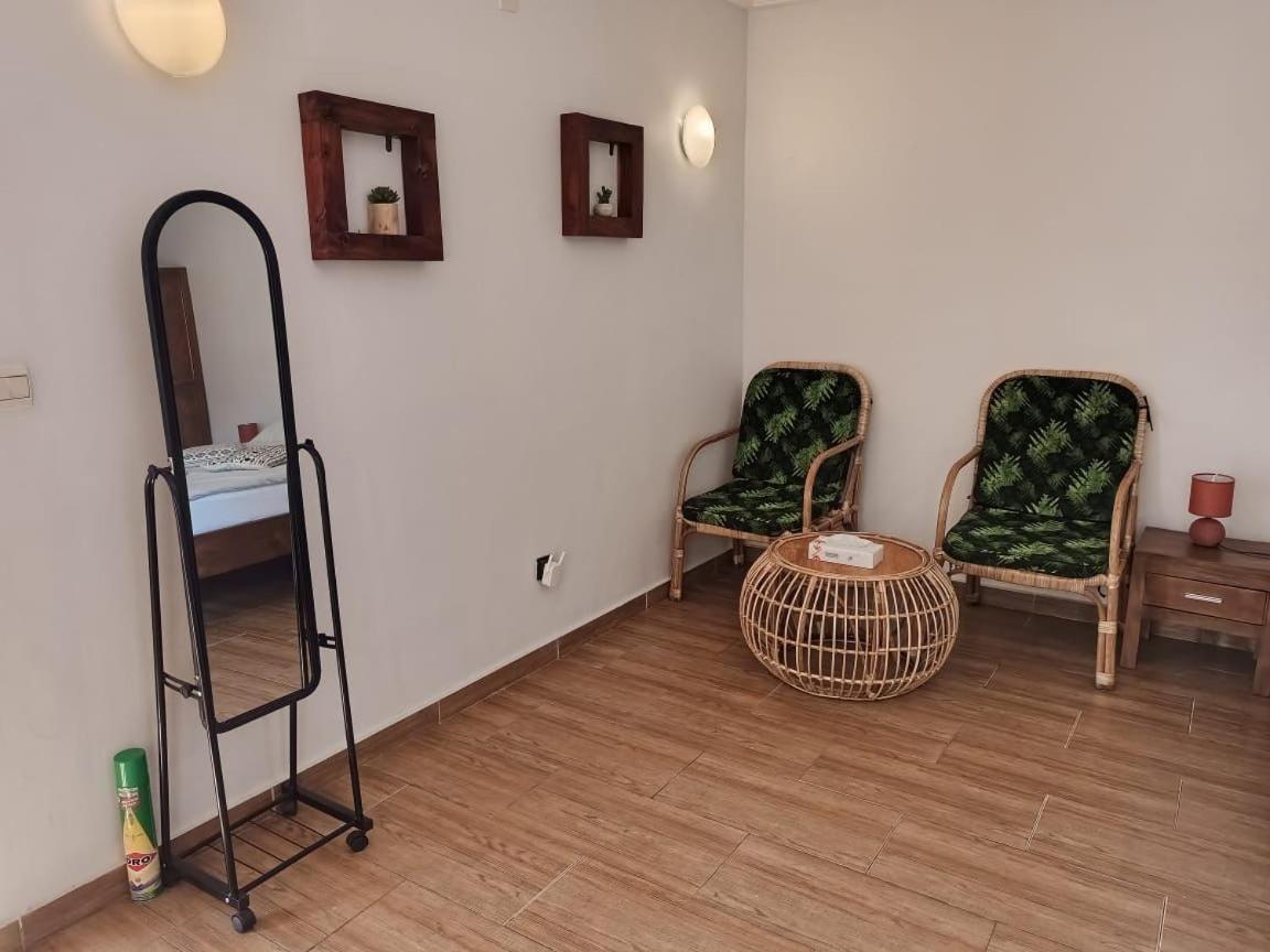 L'Oasis Guesthouse 코토누 외부 사진