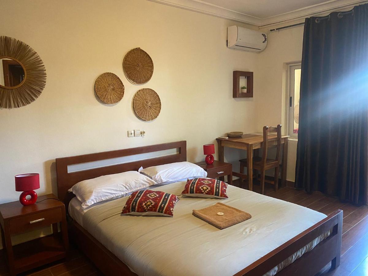 L'Oasis Guesthouse 코토누 외부 사진