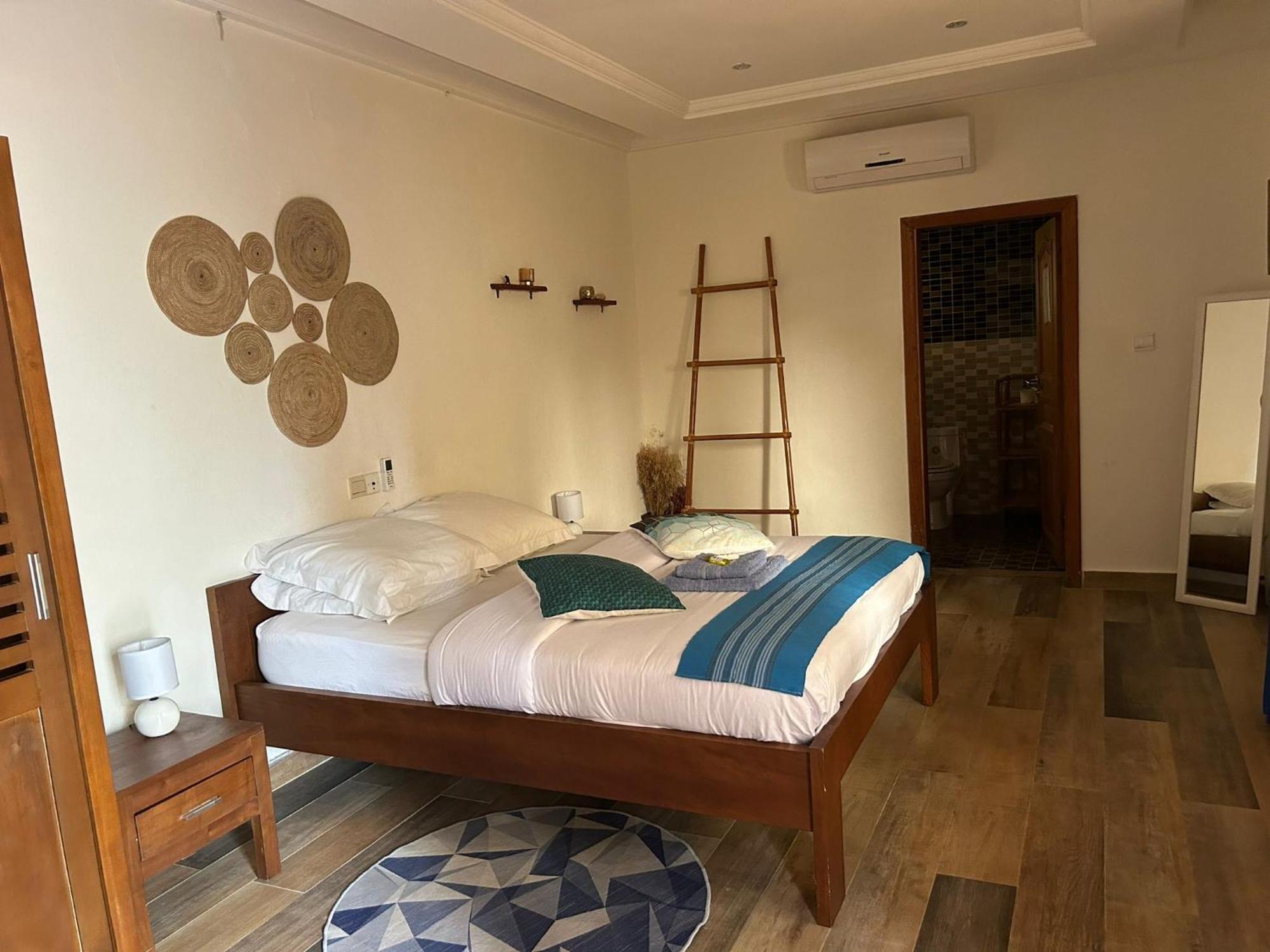 L'Oasis Guesthouse 코토누 외부 사진