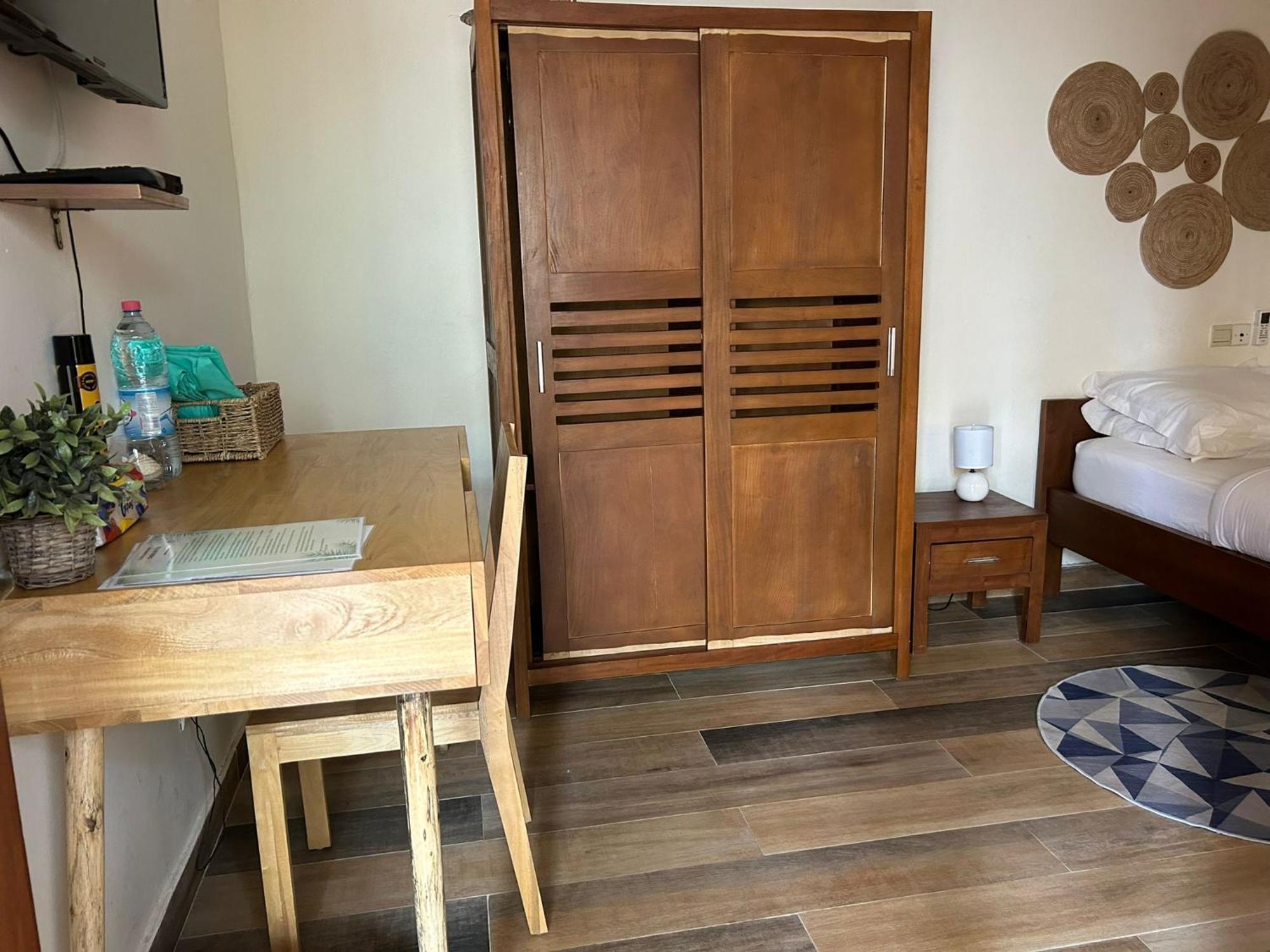 L'Oasis Guesthouse 코토누 외부 사진