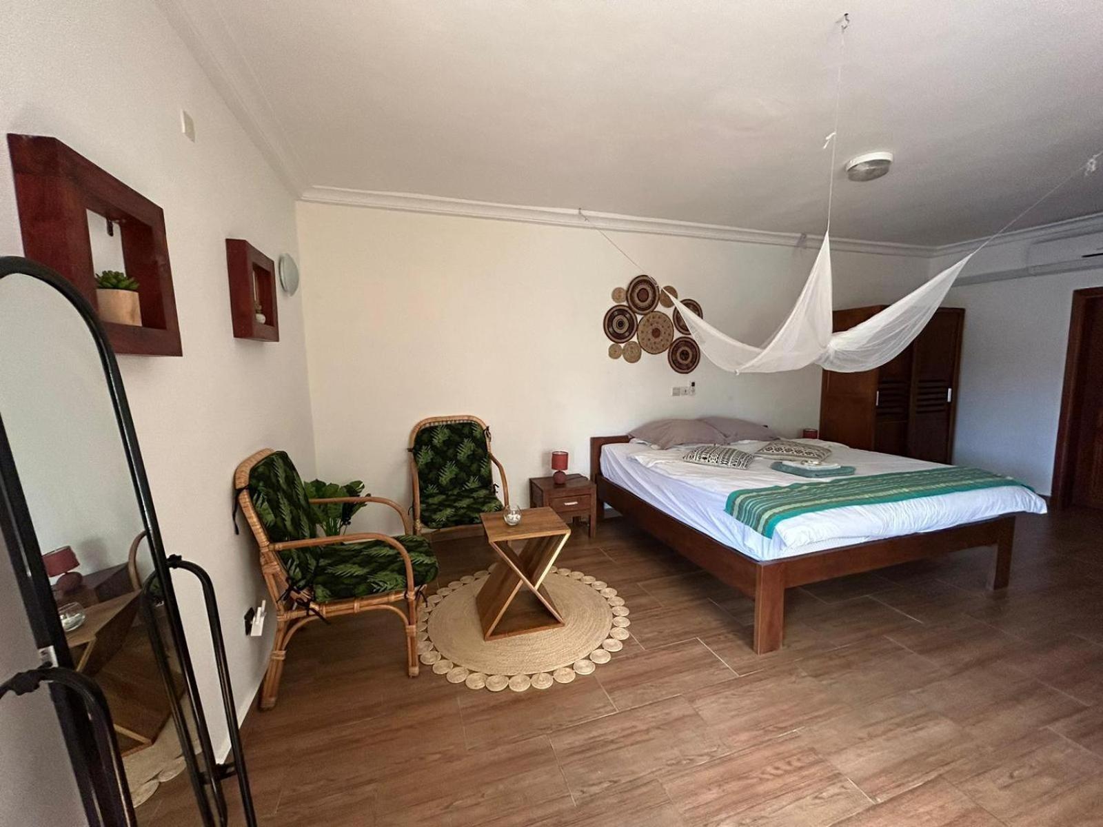 L'Oasis Guesthouse 코토누 외부 사진