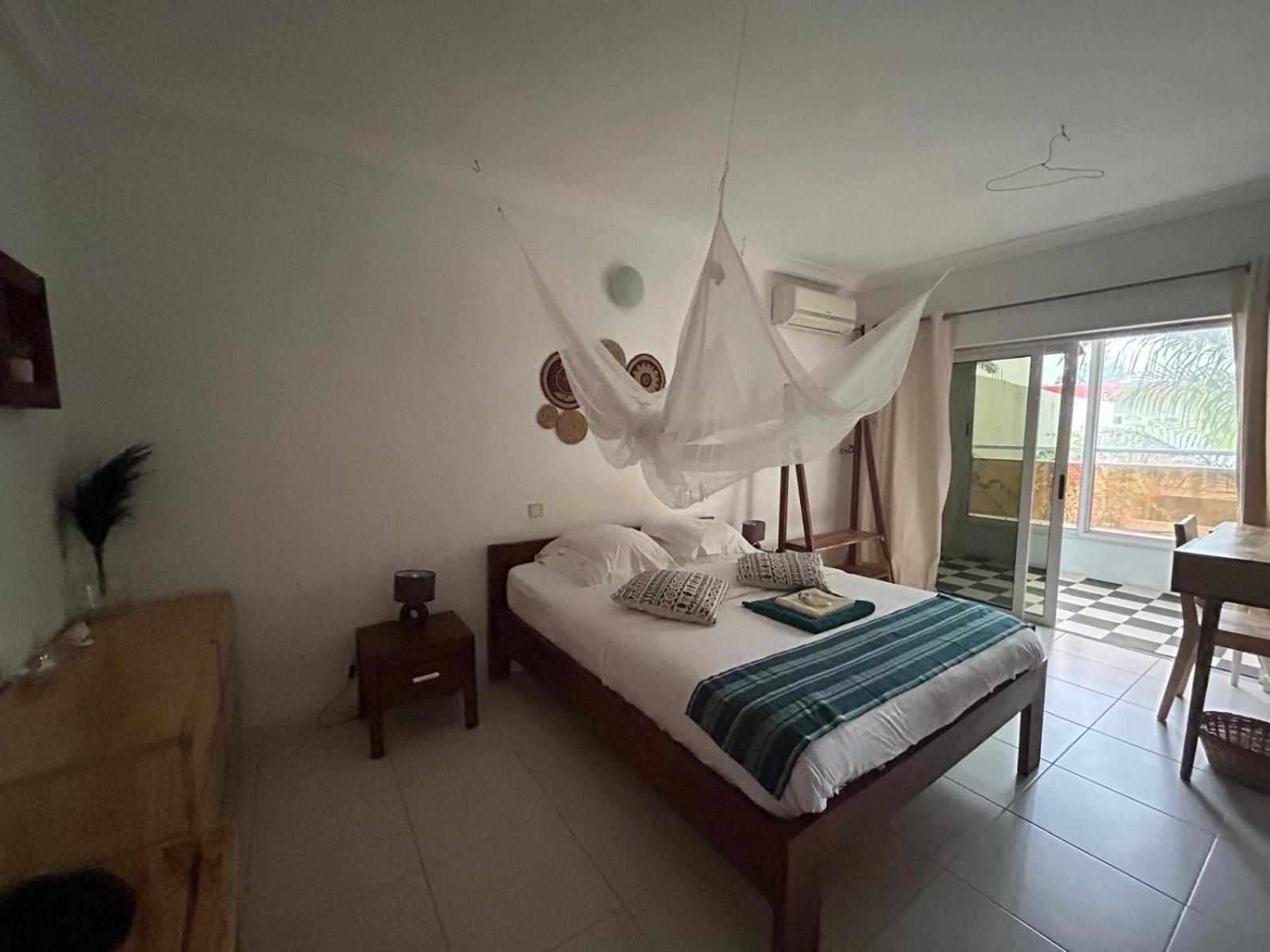 L'Oasis Guesthouse 코토누 외부 사진