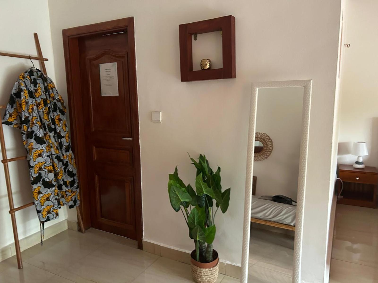 L'Oasis Guesthouse 코토누 외부 사진