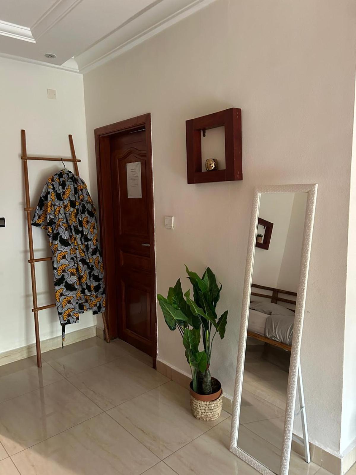 L'Oasis Guesthouse 코토누 외부 사진