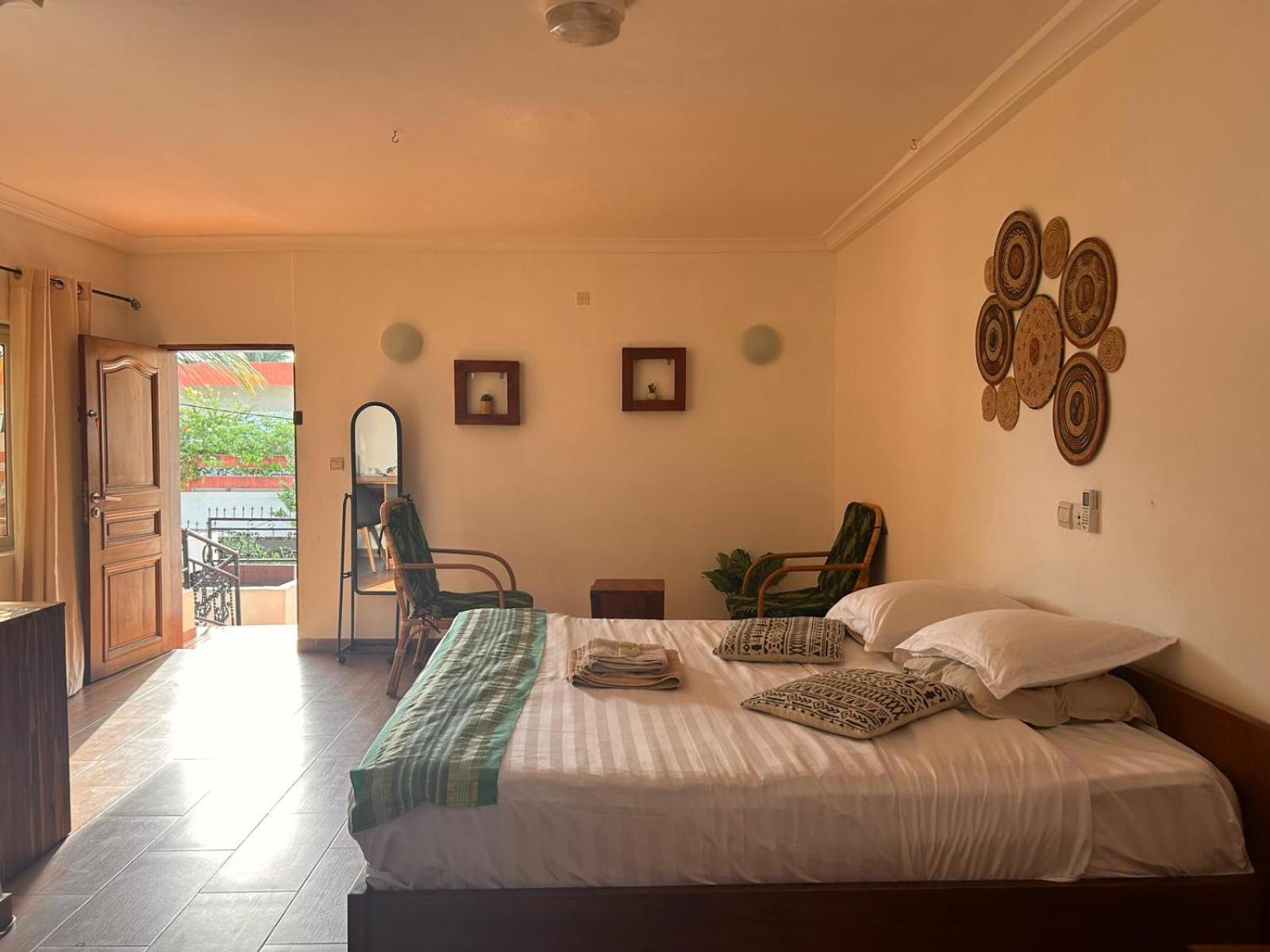 L'Oasis Guesthouse 코토누 외부 사진